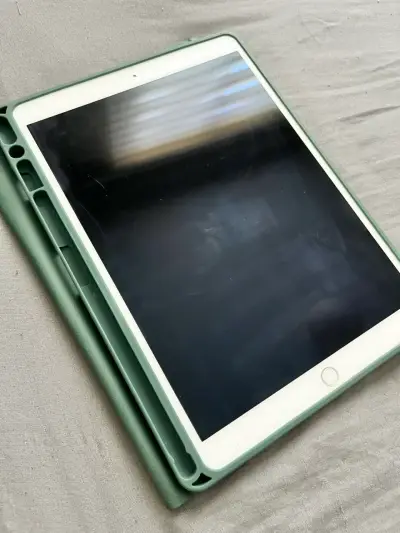 iPad Pro 10,5" blanca con funda - miniatura 3
