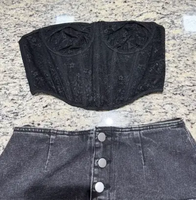 Conjunto top corsé y falda negra - miniatura 1