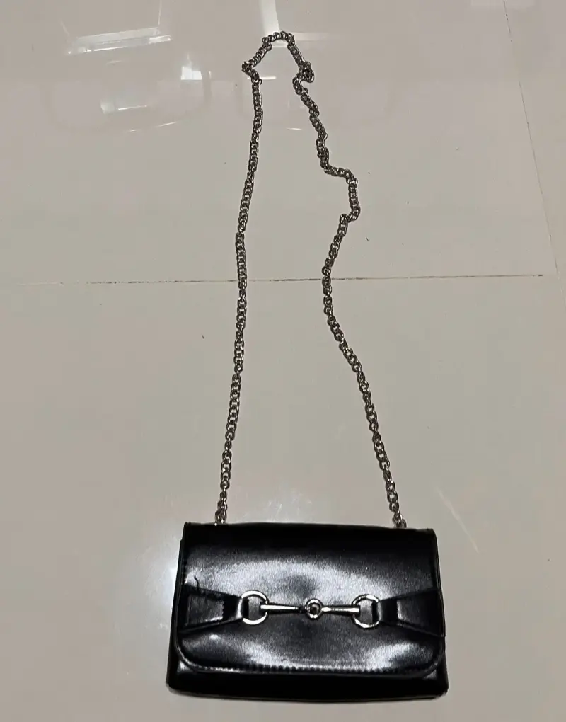 Cartera negra con cadena