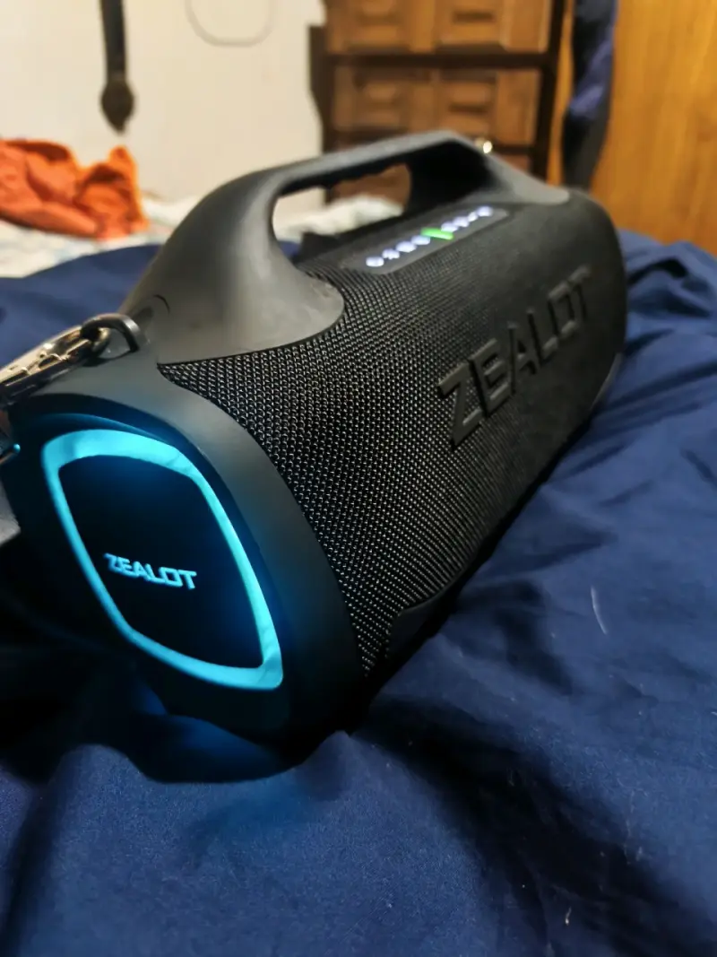 Parlante portátil Zealot con luces LED - 1