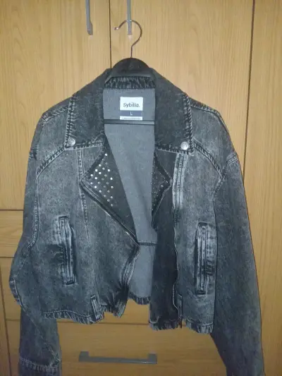 Chaqueta de mezclilla con tachas - miniatura 2