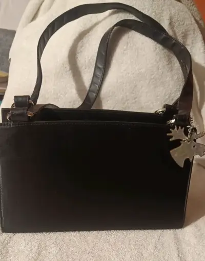 Bolso negro con colgante - miniatura 1