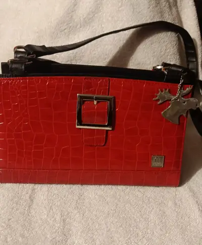 Bolso negro con colgante - miniatura 2