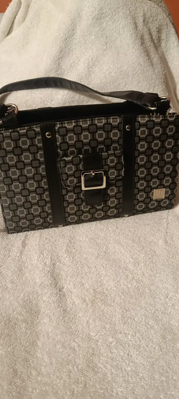 Bolso negro con colgante - 3