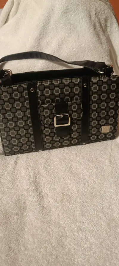 Bolso negro con colgante - miniatura 3