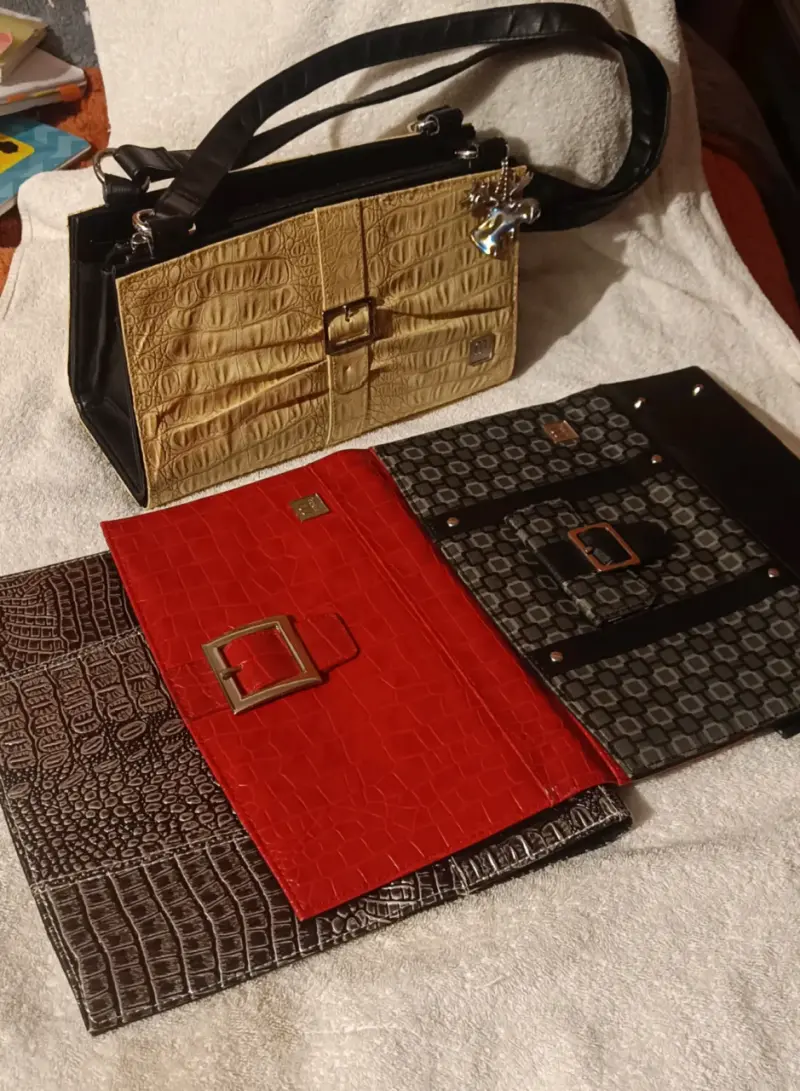 Bolso negro con colgante - 5
