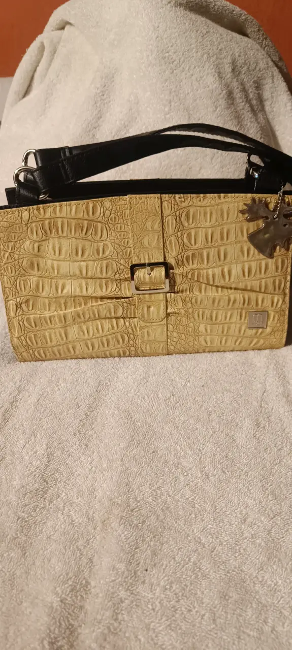 Bolso negro con colgante - 6