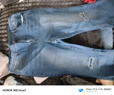 Jeans azul con desgastes - miniatura 1