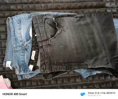 Jeans azul con desgastes - miniatura 2