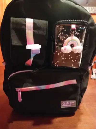 Mochila negra con diseño arcoíris - miniatura 1