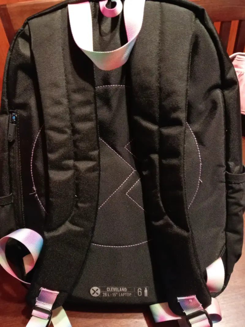 Mochila negra con diseño arcoíris - 2