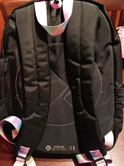 Mochila negra con diseño arcoíris - miniatura 2