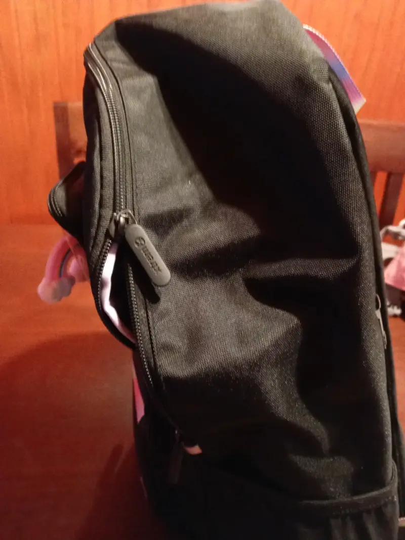 Mochila negra con diseño arcoíris - 3