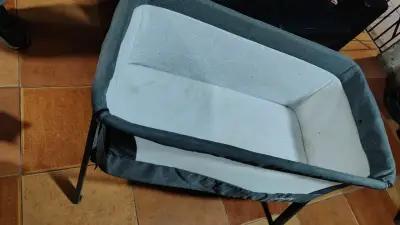 Cuna colecho gris en buen estado - miniatura 1