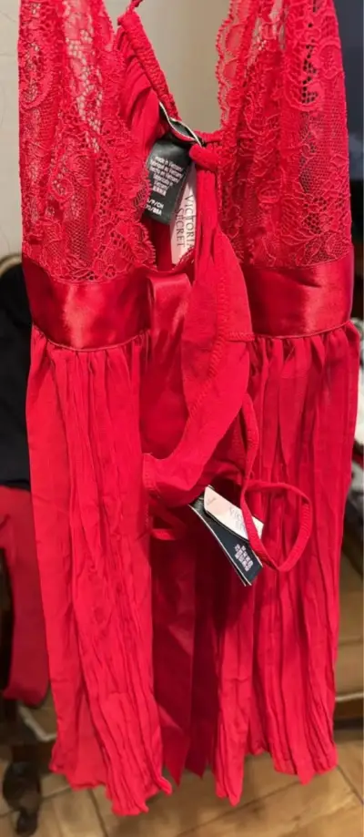 Babydoll rojo con encaje Victoria Secret - miniatura 1