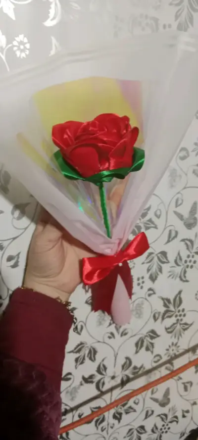 Rosa eterna artificial roja en envoltura - miniatura 1