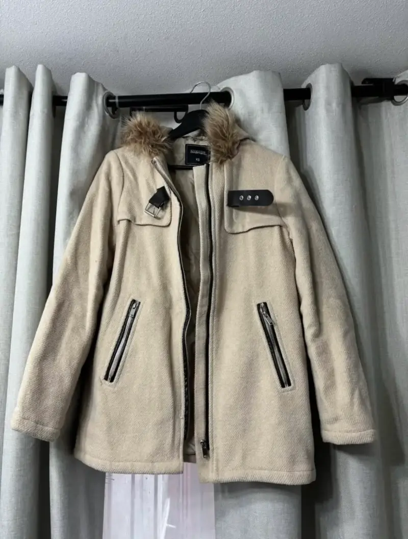 Abrigo beige con capucha y cierre - 2