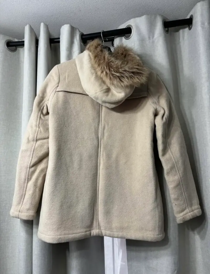 Abrigo beige con capucha y cierre - 3
