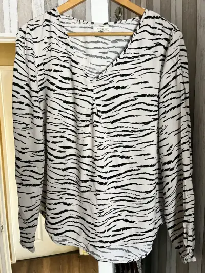 Blusa estampada blanca y negra - miniatura 1