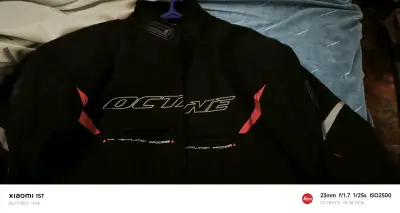 Chaqueta de moto negra y roja - miniatura 2