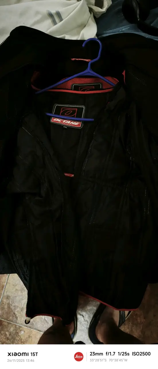 Chaqueta de moto negra y roja - 3