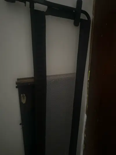 Puerta de seguridad negra para bebé - miniatura 1