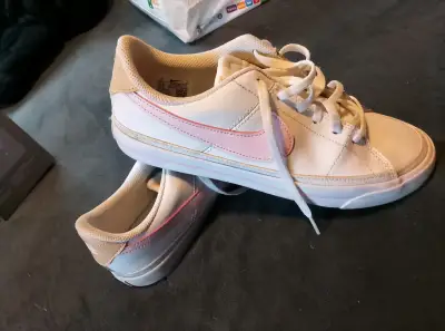 Zapatillas blancas con logo rosado - miniatura 1