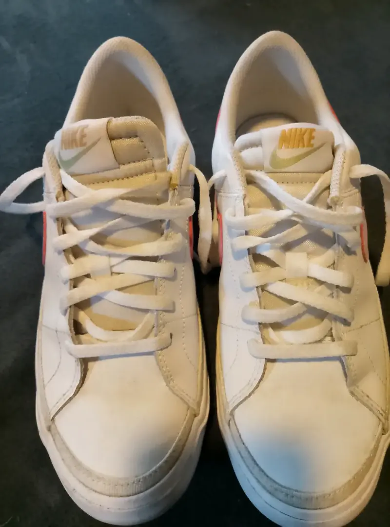 Zapatillas blancas con logo rosado - 2