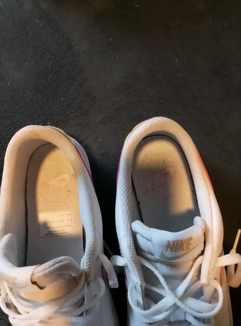 Zapatillas blancas con logo rosado - 3