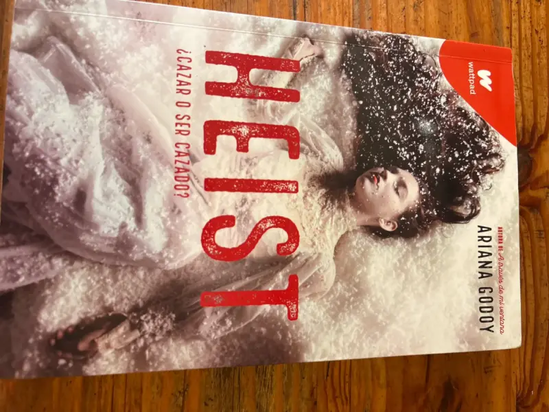 Libro 'Heist' de Ariana Godoy - 1