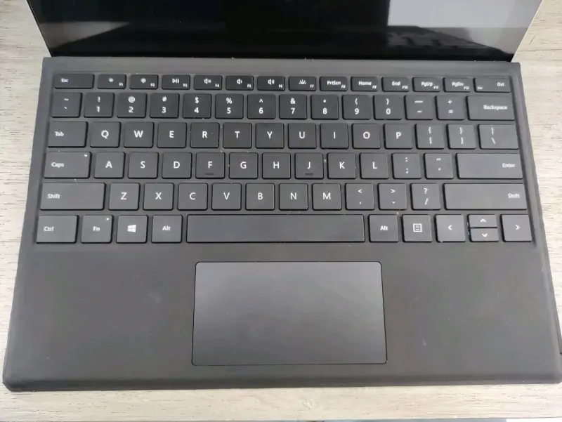 Microsoft Surface Pro 5 - Intel Core i7, 16GB RAM, - 5