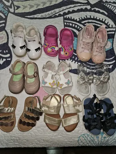 Lote de zapatos infantiles mixtos y pijamas abriga - miniatura 1