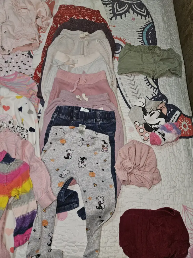 Lote de zapatos infantiles mixtos y pijamas abriga - 2