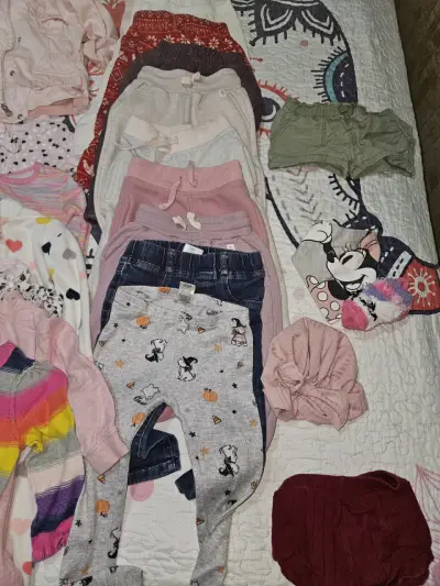 Lote de zapatos infantiles mixtos y pijamas abriga - miniatura 2