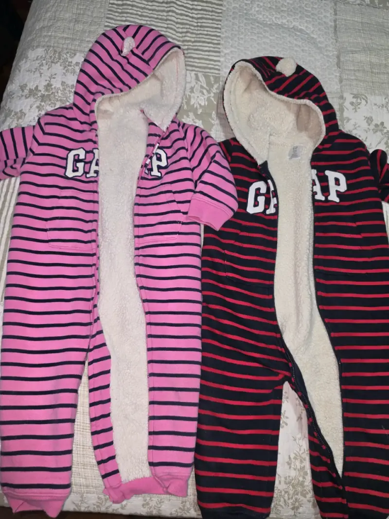 Lote de zapatos infantiles mixtos y pijamas abriga - 4