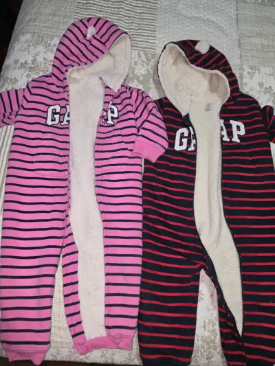 Lote de zapatos infantiles mixtos y pijamas abriga - miniatura 4