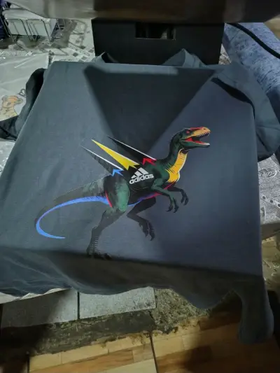 Polera negra con diseño de dinosaurio - miniatura 1