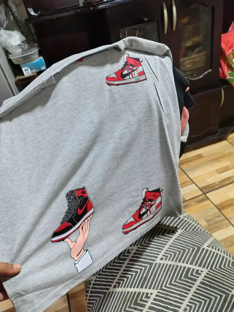 Polera negra con diseño de dinosaurio - 2