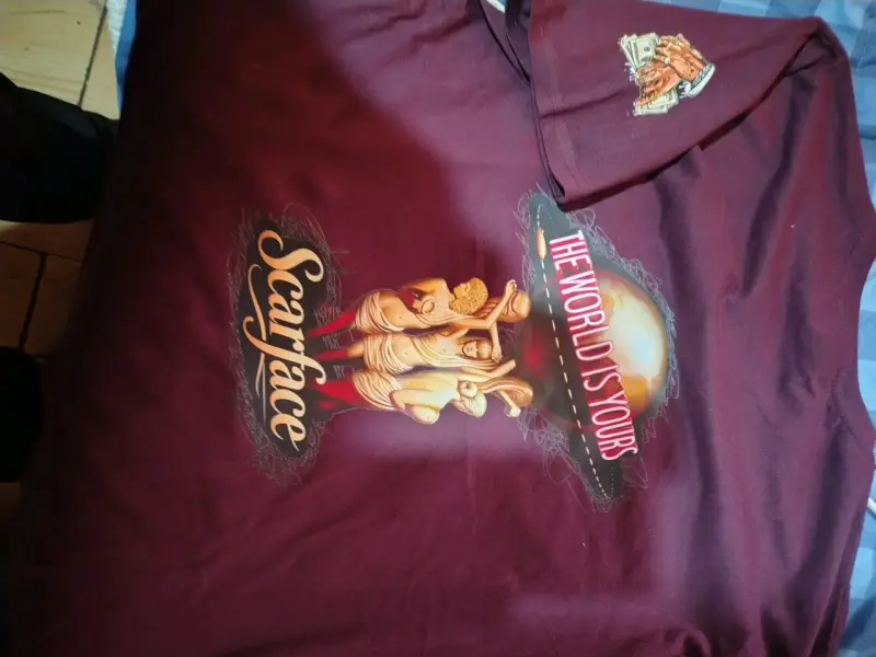 Polera negra con diseño de dinosaurio - 3