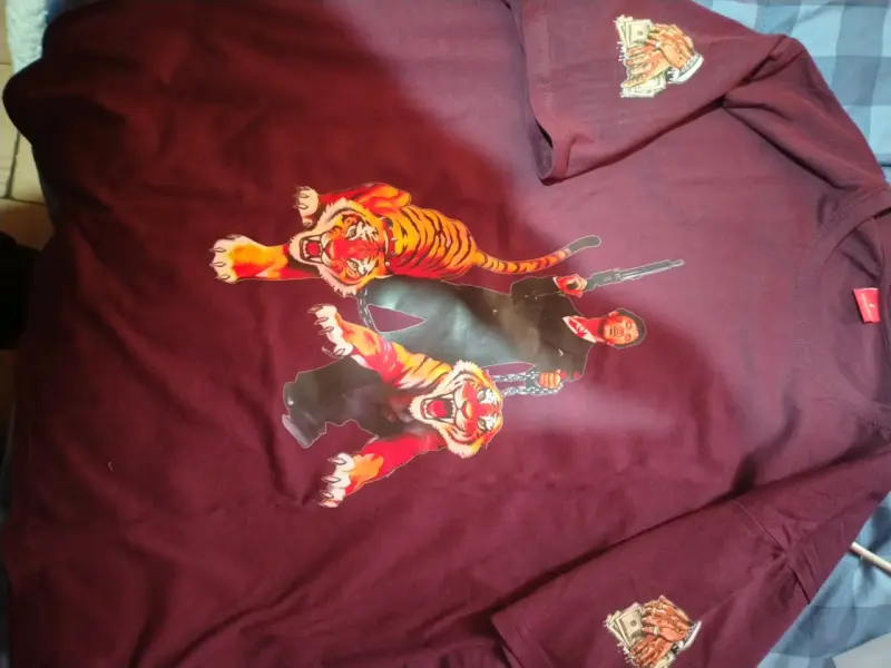 Polera negra con diseño de dinosaurio - 4