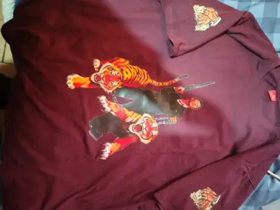 Polera negra con diseño de dinosaurio - miniatura 4