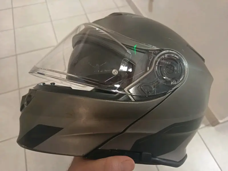 Casco de motocicleta gris abatible con lentes - 2