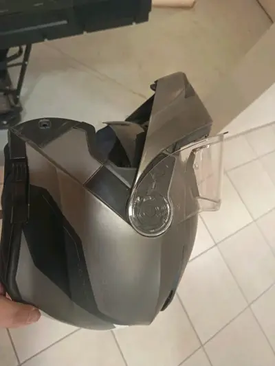 Casco de motocicleta gris abatible con lentes - miniatura 3