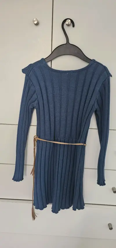 Vestido azul de punto con cinturón - miniatura 2