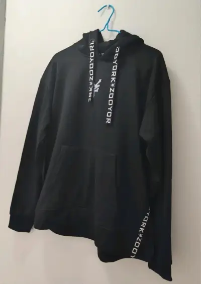 Polerón negro con capucha y logo - miniatura 1