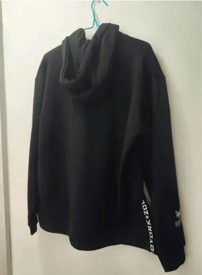 Polerón negro con capucha y logo - miniatura 2