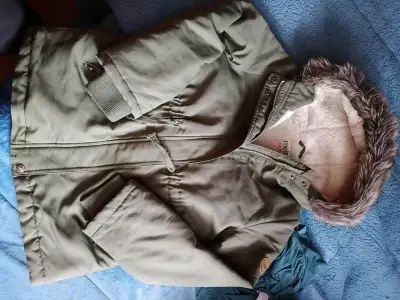 Parka verde con capucha de peluche - miniatura 1