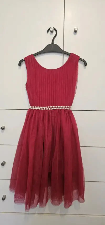 Vestido rojo con cinturón de perlas - miniatura 1