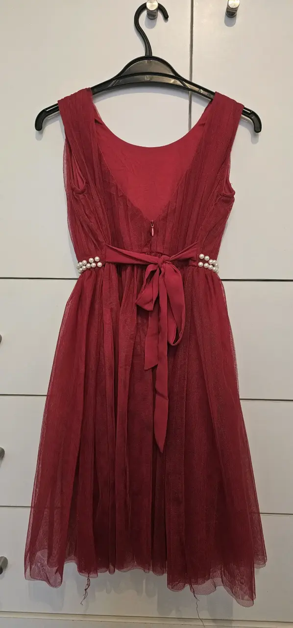 Vestido rojo con cinturón de perlas - 2