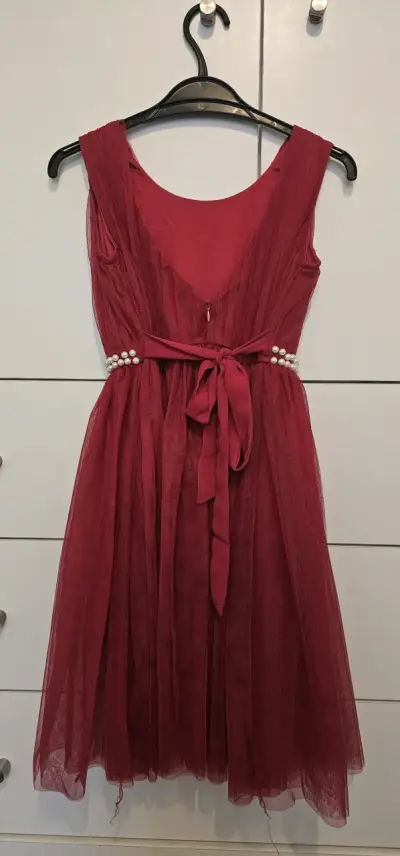 Vestido rojo con cinturón de perlas - miniatura 2